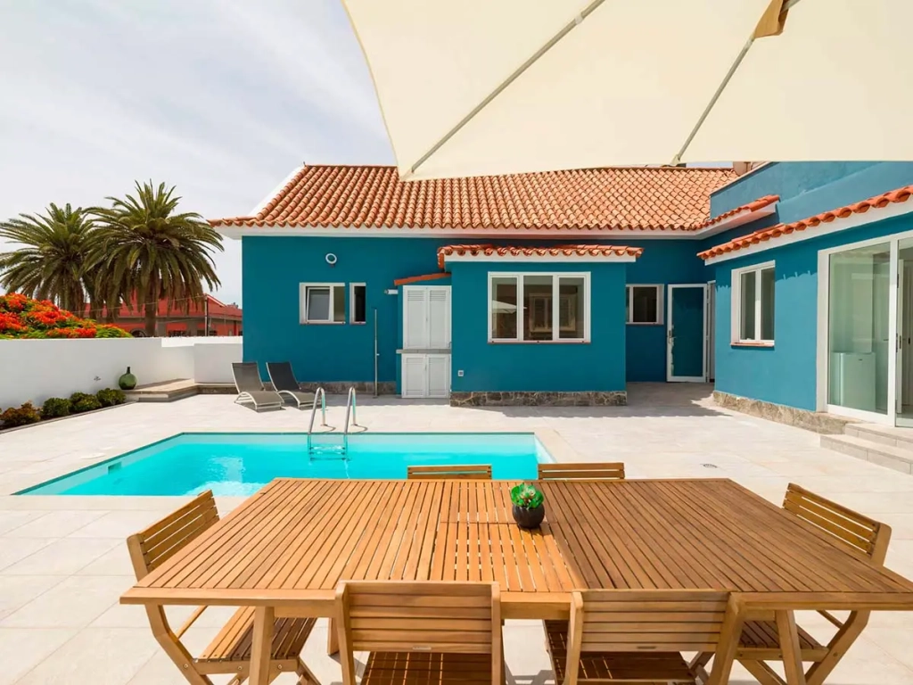 Terraza y piscina Coliving Casa Jardín