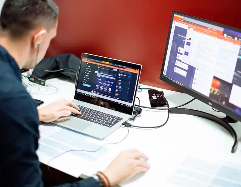 trabajador-en-un-coworking-en-gran-canaria-de-repeople