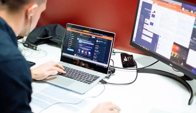 trabajador-en-un-coworking-en-gran-canaria-de-repeople