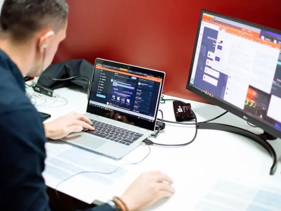 trabajador-en-un-coworking-en-gran-canaria-de-repeople